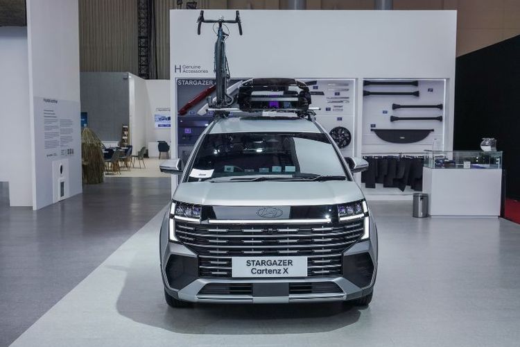 Hyundai STARGAZER Cartenz X tampil sporty di GIIAS 2025 dengan roof box dan rak sepeda, cocok untuk gaya hidup aktif dan mobilitas keluarga modern. 