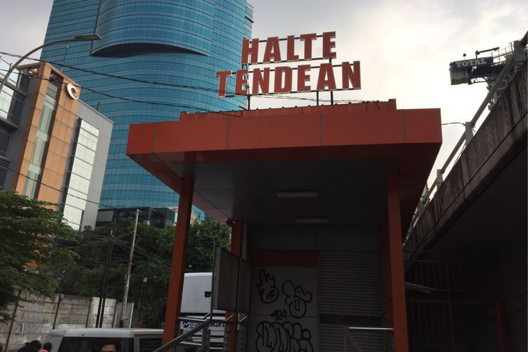 Halte bus transjakarta Tendean, Jakarta Selatan, Minggu (9/7/2017). Halte Tendean merupakan halte pertama yang mengawali perjalanan Koridor 13 Tendean-Ciledug yang rencananya beroperasi pada 17 Agustus 2017 mendatang.