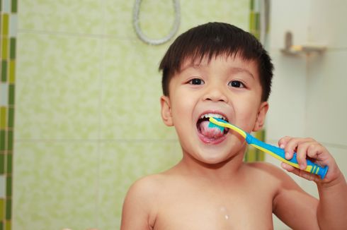 Kapan Waktu Terbaik Mulai Mengajari Anak Menyikat Gigi?