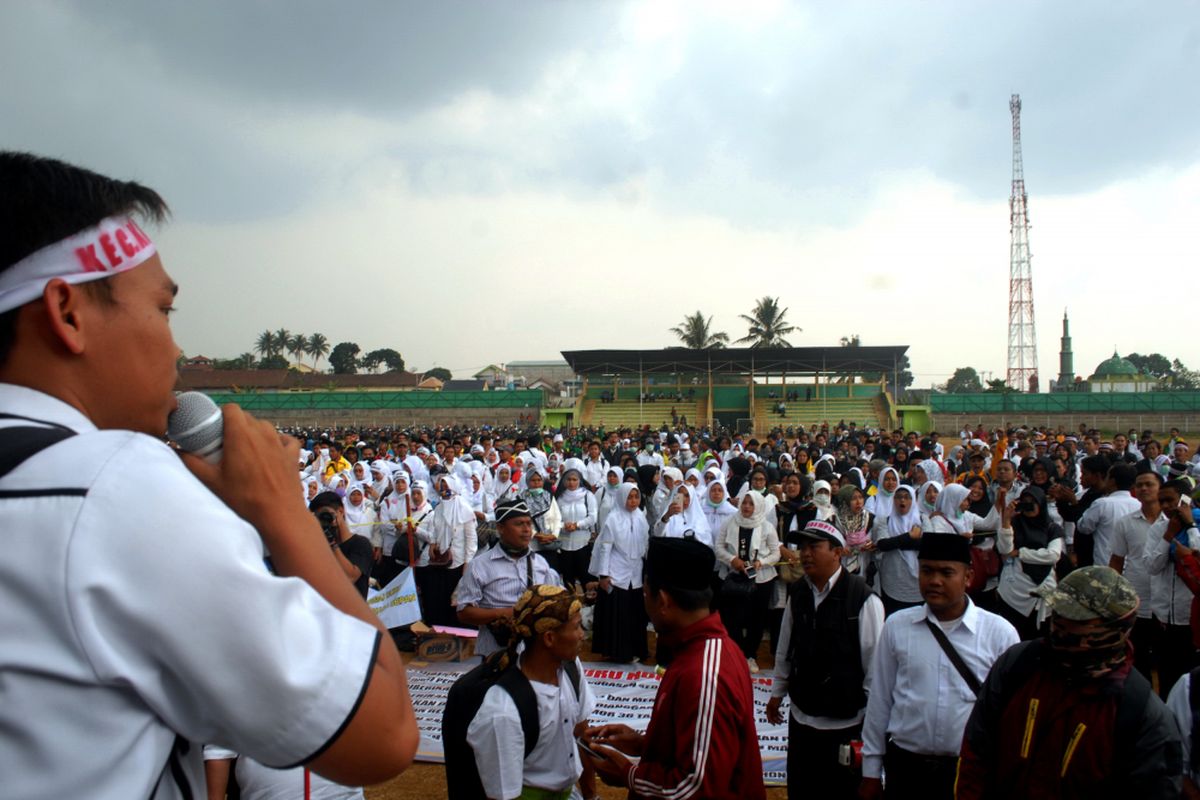 Koordinator aksi, Kris Dwi Purnomo menyampaikan hasil pertemuan di depan ribuan guru honorer pada silaturahmi akbar di stadion Korpri, Cisaat, Sukabumi, Jawa Barat, Rabu (19/9/2018). 