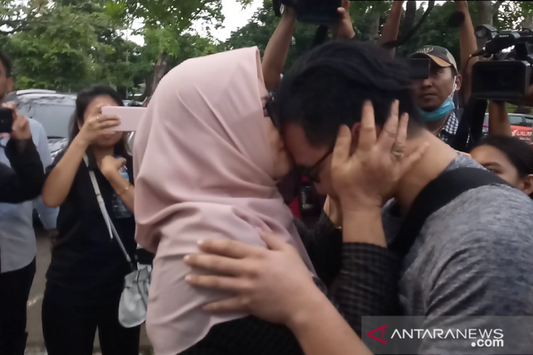  Momen Apriliya (kiri), Ibunda Yusuf Azhar (kanan), saat menerima kedatangan anaknya di Bandara Halim Perdanakusuma dari tempat karantina virus Corona di Natuna, Jakarta, Sabtu (15/2/2020). 