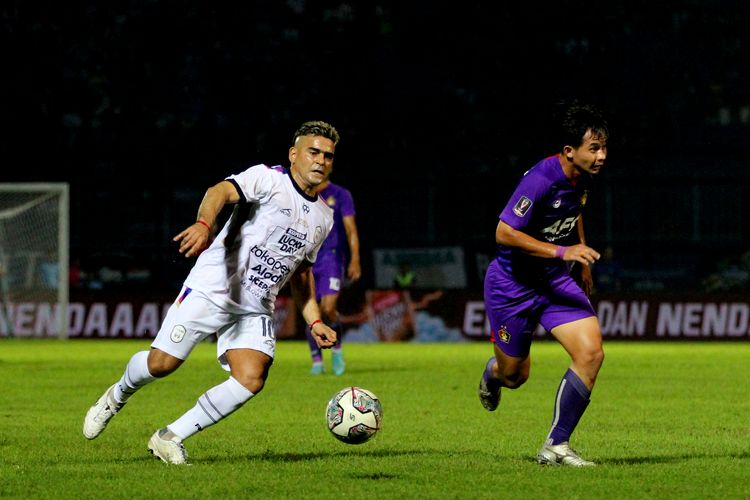 Pemain RANS Nusantara FC Cristian Gonzales mengejar bola saat Trofeo Meet The Star melawan Persik Kediri di Stadion Kanjuruhan Kepanjen, Kabupaten Malang, Minggu (26/6/2022) malam.