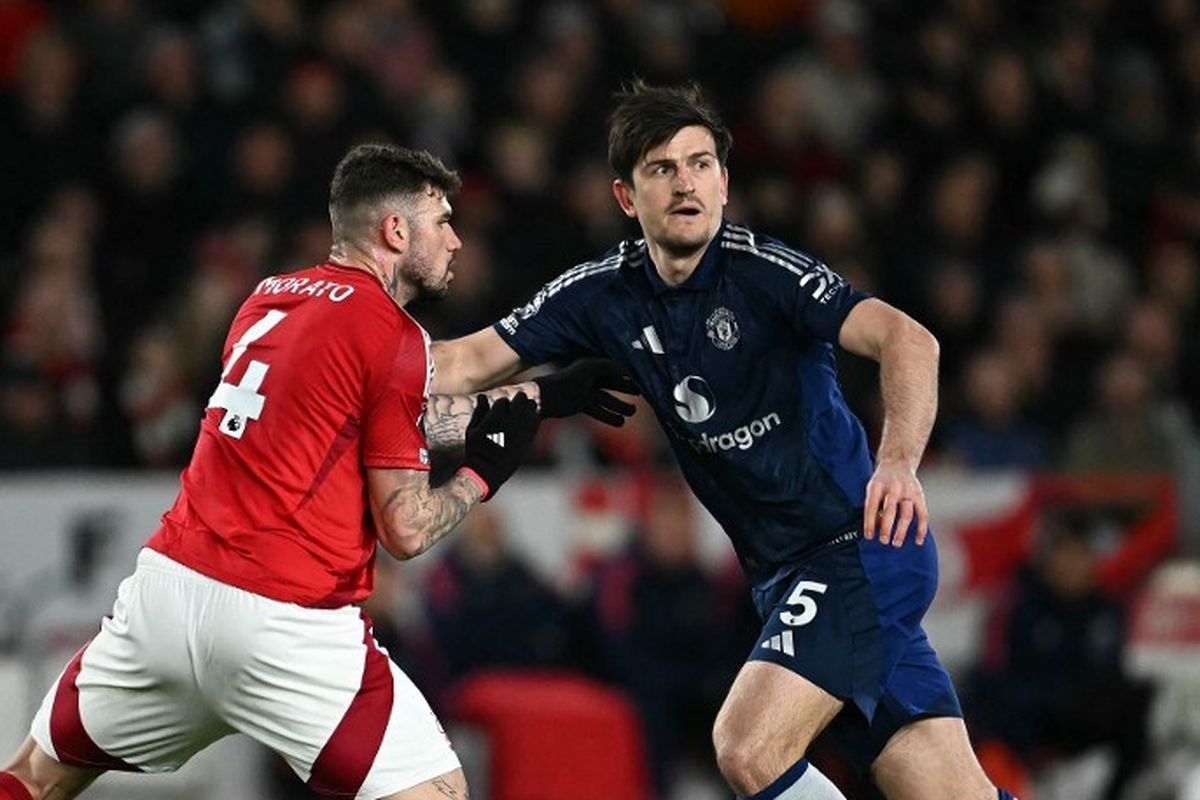 Morato (kiri) berduel dengan Harry Maguire dalam pertandingan Liga Inggris 2024-2025 antara Nottingham Forest vs Man United di The City Ground di Nottingham, pada 1 April 2025. (Photo by Paul ELLIS / AFP) 