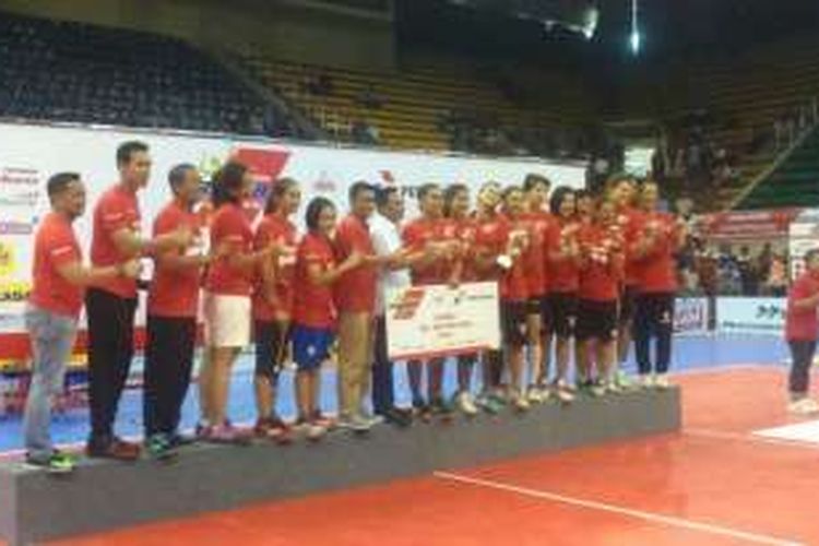 Para pemain putri tim Jakarta Elektrik PLN berpose dengan trofi yang didapat setelah memenangi laga final Proliga 2016 melawan Jakarta Pertamina Energi.