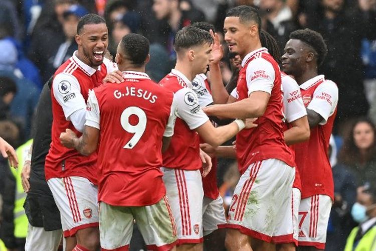 Selebrasi skuad Arsenal asuhan Mikel Arteta setelah mengalahkan Chelsea 1-0 di Stadion Stamford Bridge pada laga pekan ke-15 Liga Inggris, Minggu (6/11/2022) malam WIB. Kemenangan atas Chelsea mengantar Arsenal kembali ke puncak klasemen Liga Inggris. Selanjutnya, Arsenal akan melawan Brighton pada putaran ketiga Piala Liga Inggris. Duel Arsenal vs Brighton digelar di Stadion Emirates, Kamis (10/11/2022) dini hari WIB. 