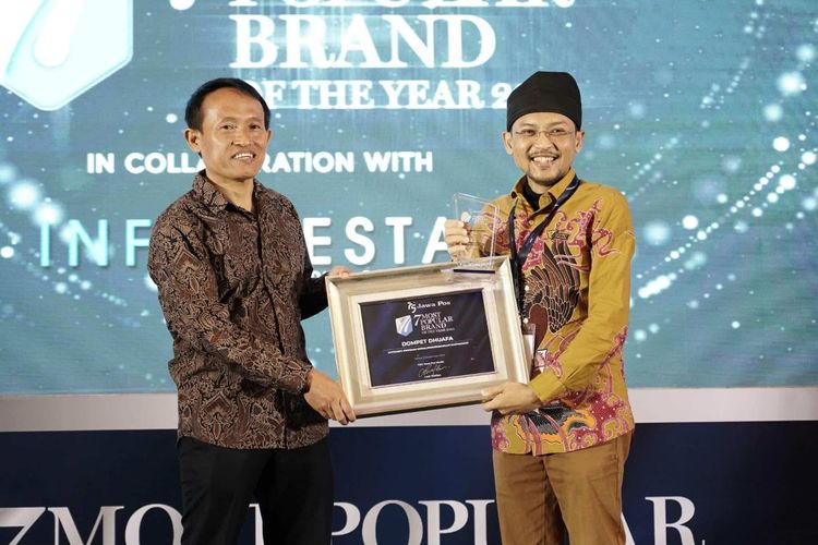 Berkah amanah para donatur, Dompet Dhuafa terima penghargaan sebagai Lembaga Terpopuler Kategori Program Sosial/Pengembangan Masyarakat dalam Anugerah Jawa Pos 7 Most Popular Brand of The Year 2024, Selasa (3/9/2024).