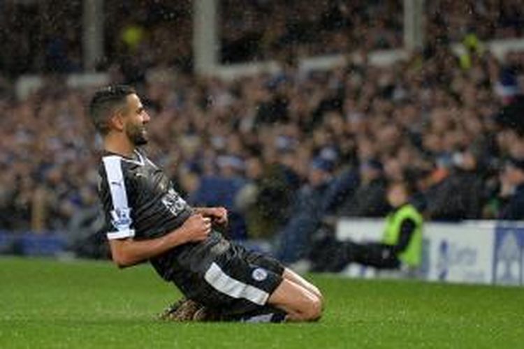 Riyad Mahrez merayakan gol Leicester City ke gawang Everton di Stadion Goodison Park, Sabtu (19/12/2015). 