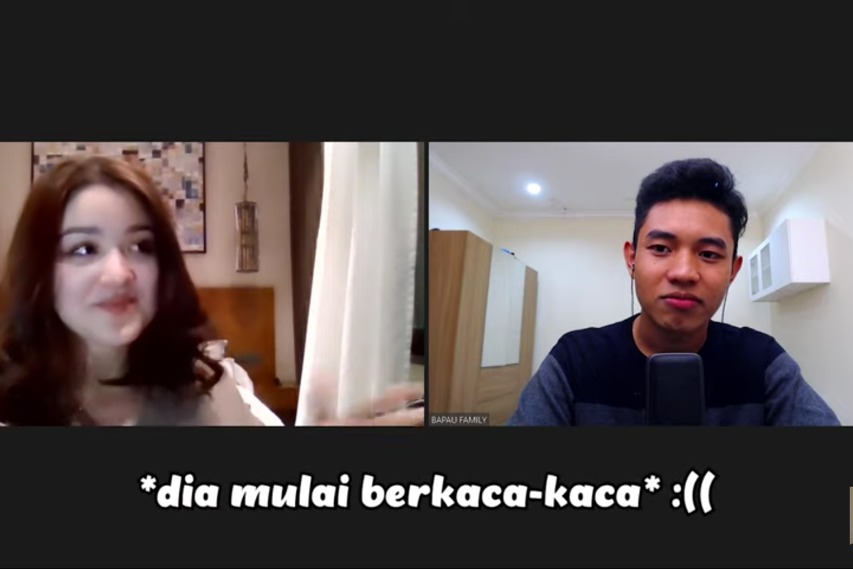 YouTuber Fiki Naki (kanan) berbincang dengan Dayana (18) asal Kazakhstan