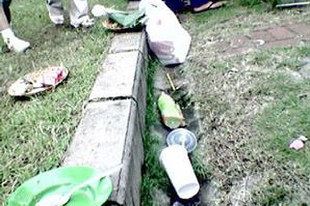 Sampah yang berserakan di lokasi Green Festival di Parkir Timur Senayan,  Jakarta, Minggu (20/4).