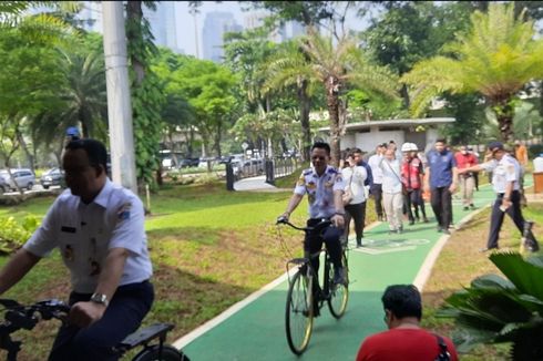 Senyum Lebar Anies Jajal Jalur Sepeda di Taman Semanggi