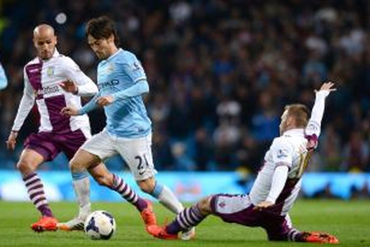 Gelandang City, David Silva (tengah), menggiring bola melewati pemain Aston Villa, Andreas Weimann (kanan) dan Karim El Ahmadi (kiri), pada laga Premier League, di Etihad Stadium, Manchester, pada 7 Mei 2014.