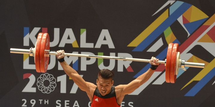 Lifter Indonesia Deni melakukan angkatan snatch angkat besi putra nomor 59 kg SEA Games XXIX Kuala Lumpur di MITEC, Kuala Lumpur, Malaysia, Selasa (29/8/2017). Deni berhasil meraih medali emas dengan total angkatan 312 kg.