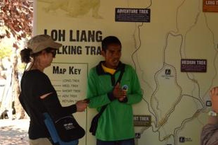 Salah seorang pemandu wisata sedang menjelaskan informasi kepada wisatawan di Pulau Komodo, Kecamatan Komodo, Manggarai Barat, Nusa Tenggara Timur, Kamis (19/11/2015) pagi.