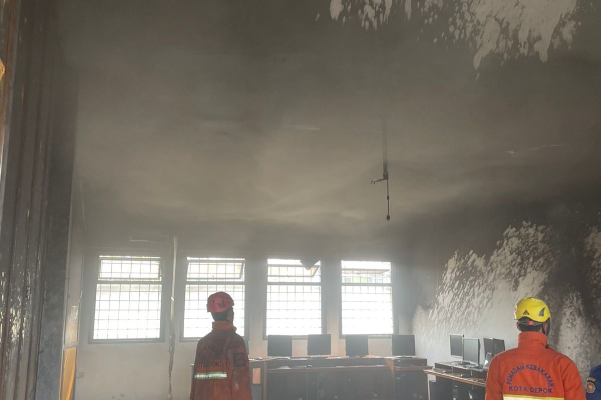Petugas Damkar Depok berhasil memadamkan api yang telah membakar ruang ujian praktik komputer di SMK Nasional, Grogol, Limo, Depok, pada Rabu (18/5/2022).