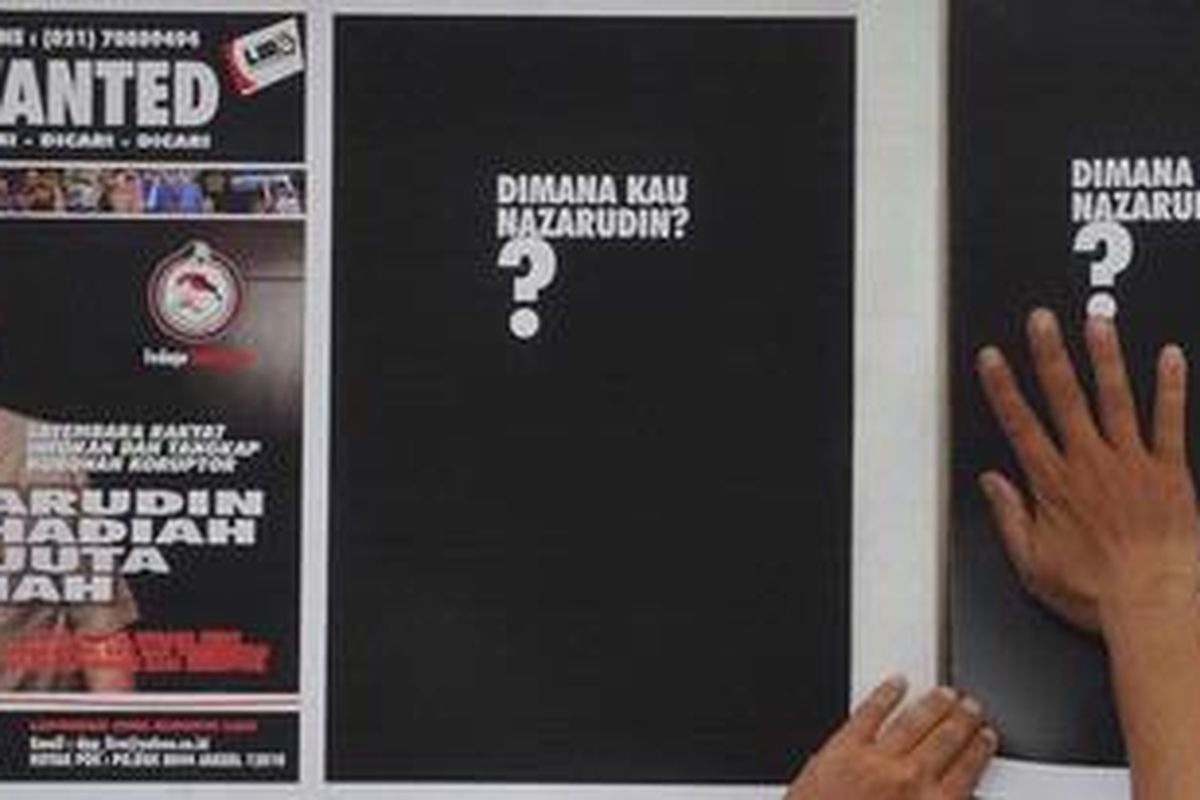 Poster sayembara penangkapan tersangka kasus suap proyek pembangunan wisma atlet SEA Games Palembang, Muhammad Nazaruddin, dipasang aktivis Lumbung Informasi Rakyat (LIRA) di Jakarta, Kamis (14/7/2011). LIRA menyediakan hadiah Rp 100 juta bagi siapapun yang mampu memberikan info dan menangkap mantan Bendahara Umum Partai Demokrat itu.