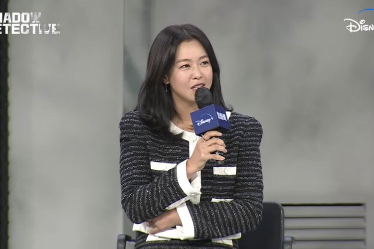 Aktris Kyung Soo Jin saat bicara mengenai karakternya dalam konferensi pers global drama Shadow Detective, Selasa (25/10/2022).