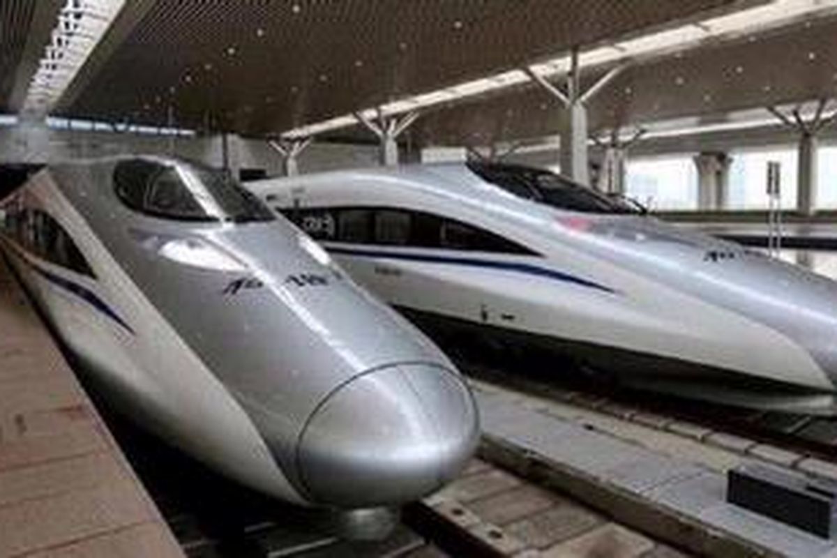 Dengan kereta cepat ini, jarak Beijing-Guangzhou sejauh 2.298 km dapat ditempuh hanya dalam waktu delapan jam.