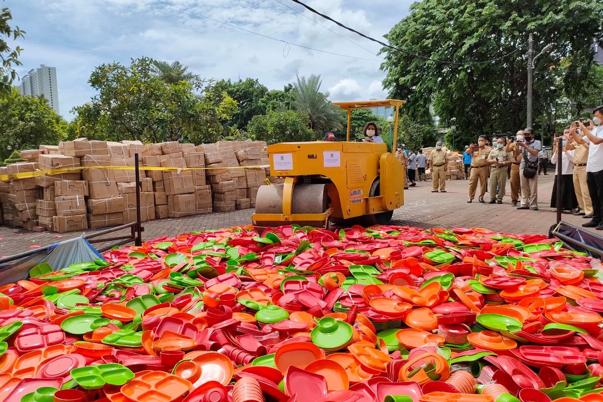 Dinas Perindustrian, Perdagangan, Koperasi, Usaha Kecil dan Menengah (PPKUKM) DKI Jakarta melaksanakan pemusnahan produk melamin perangkat makan-minum asal impor tidak ber-standar nasional Indonesia (SNI) di Kantor Dinas PPKUKM, Kelapa Gading, Jakarta Utara, pada Selasa (23/11/2021).