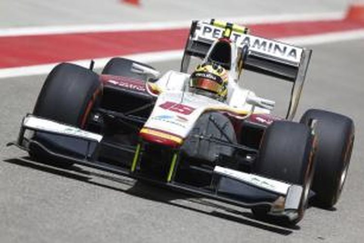 Pebalap Indonesia, Rio Haryanto, memacu mobilnya pada sesi latihan GP2 Series di Sirkuit Internasional Bahrain, Jumat (17/4/2015).