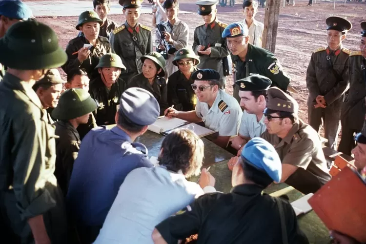 Seorang perwira Indonesia, yang memakai baret biru, mengikuti pertemuan dengan anggota International Commission of Control and Supervision di Vietnam, Desember 1973.