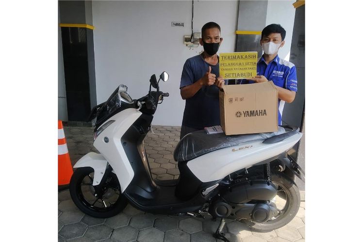 Daniel Budi membeli satu unit sepeda motor Yamaha Lexi 125 menggunakan uang tunai.