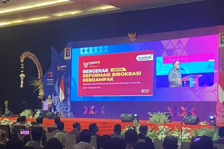 Menteri PANRB Abdulah Azwar Anas saat pidato membahas tantangan perampingan aplikasi digital dalam RBXperience 2023, Badung, Bali, Selasa (5/12/2023). ANTARA/Ni Putu Putri Muliantari

