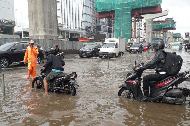 Banjir merendam Jalan Boulevard Barat, Kelapa Gading, Rabu (30/1/2019).