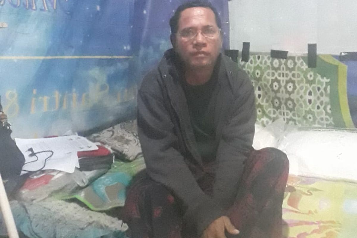 Pak guru Ahmad Nurdin ketika ditemui Kompas.com di kediamannya. Ia sempat diancam dengan pedang dan motornya dibakar pada Senin (13/1/2025).