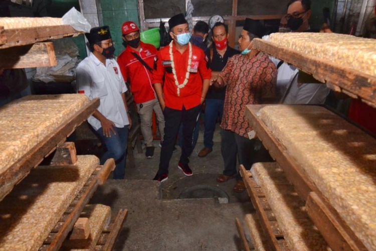 Plt Ketum PSI Giring Ganesha berkunjung ke sentra pembuatan tempe di Surabaya, Jumat (20/11/2020).