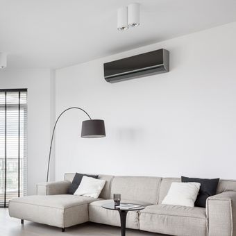 Ilustrasi pendingin ruangan atau AC di ruangan dengan kaca besar. 