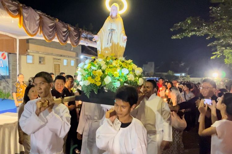 Perarakan Patung Bunda Maria Pertama di Salatiga, Umat Katolik Berdoa dengan Lilin dan Sukacita