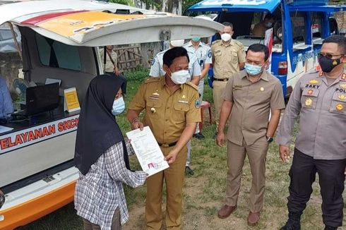 Polisi Sambangi Masyarakat Desa yang Mau Perpanjang SIM dan SKCK