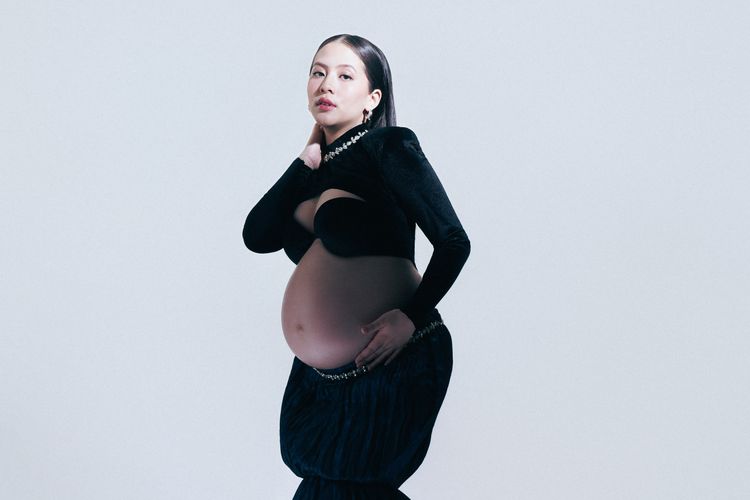5 Gaya Adhisty Zara Saat Maternity Shoot, Tampil Edgy dengan Gaun Hitam Sculptural