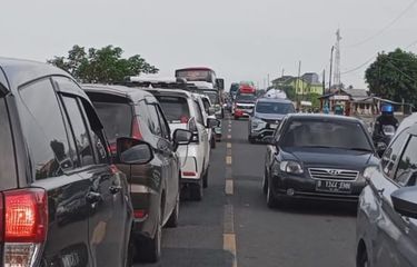 Kemacetan panjang kendaraan mewarnai arus mudik di ruas Jalan Pejagan Brebes- Prupuk Tegal, Jawa Tengah H-2 Lebaran, Senin (8/4/2024).