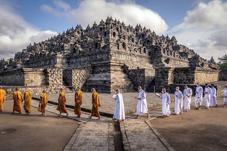 Ritual pradaksina di Candi Borobudur ketika Hari Raya Waisak