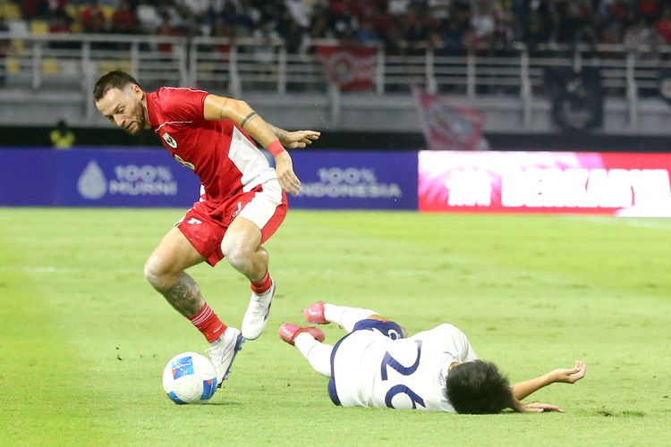 Pemain timnas indonesia Marc Klok melewati pemain Taiwan saat laga FIFA Matchday yang berakhir dengan skor 6-0 yang berlangsung di Stadion Gelora Bung Tomo Surabaya, Jawa Timur, Jumat (5/9/2025) malam.