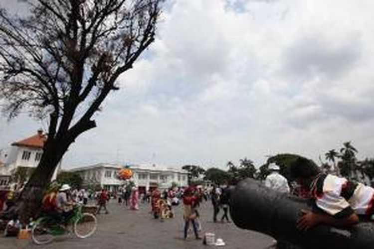 Warga memadati Taman Fatahillah di Kota Tua, Jakarta Barat, Jumat (26/12/2014). Libur panjang natal dan tahun baru, Taman Fatahillah salah satu tempat tujuan wisata yang diminati warga.