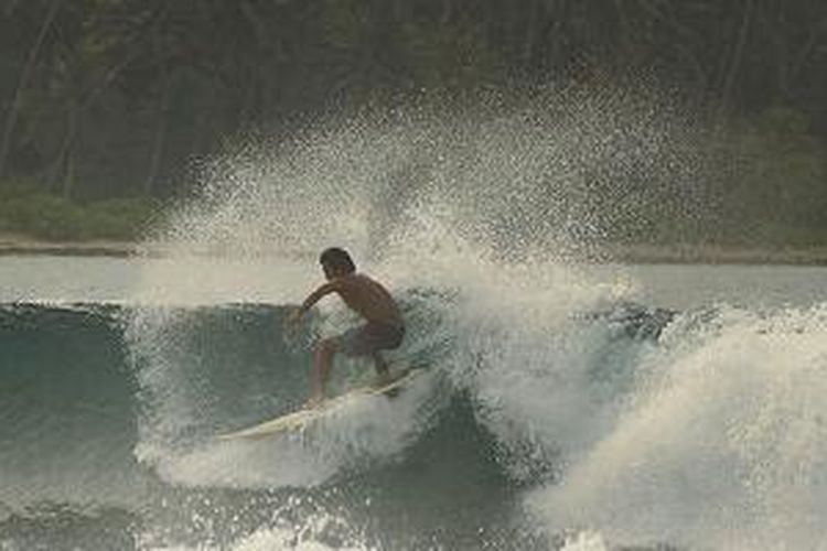 Berselancar di Pantai Lagundri, Pulau Nias, Sumatera Utara.