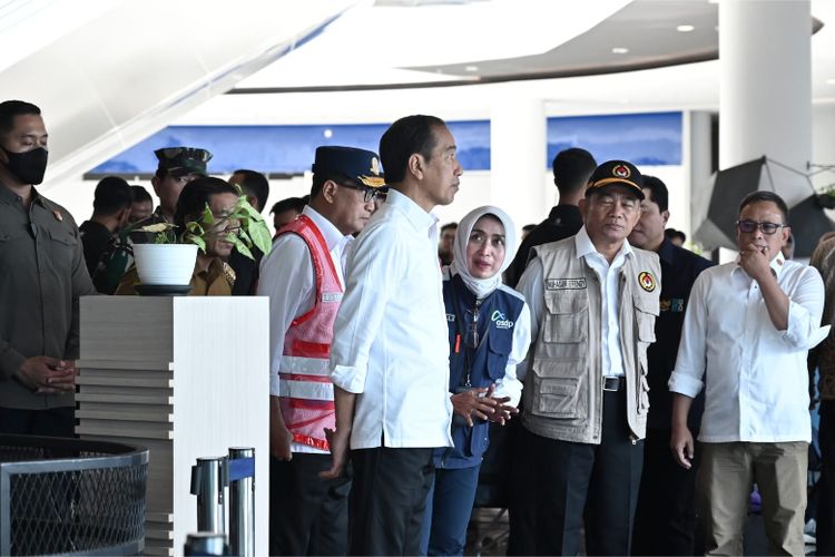 Presiden Joko Widodo (Jokowi) melakukan pengecekan kesiapan layanan angkutan penyeberangan di Pelabuhan Merak, Banten, Selasa (11/4/2023)