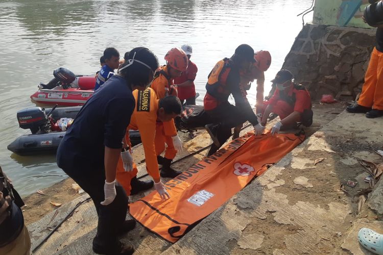 Evakuasi jasad hanyut oleh petugas gabungan di Sungai Cisadane Kota Tangerang, Rabu (22/1/2020)