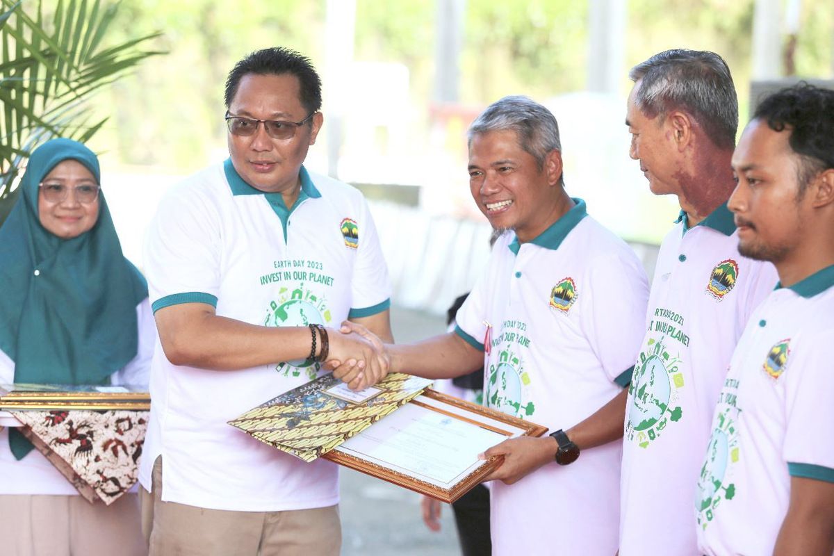 Kepala Sub Bagian Mineral dan Batubara ESDM Jawa Tengah Agus Sugiharto, menyerahkan penghargaan Good Mining Practice (GMP) 2023 peringkat terbaik 1 kategori skala besar kepada Plt. Direktur Utama PT Semen Gresik Muchamad Supriyadi, di Kesugihan, Cilacap, Jawa Tengah, Sabtu (13/5/2023).