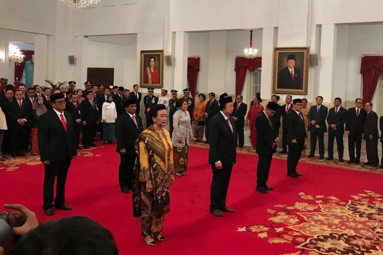 Sejumlah tokoh menerima tanda kehormatan dari Presiden Joko Widodo di Istana Negara, Jakarta, Rabu (15/8/2018).