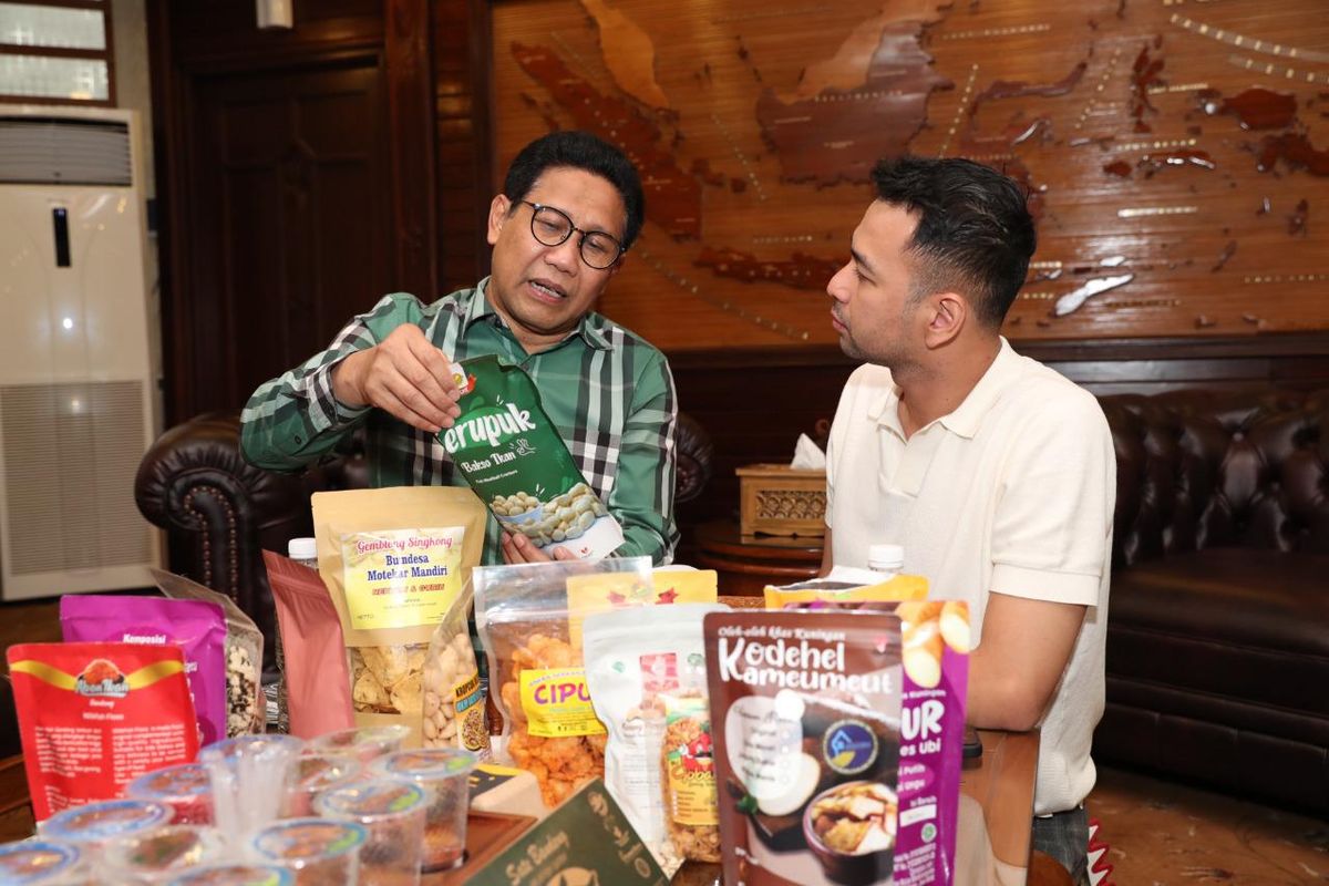 Menteri Desa, Pembangunan Daerah Tertinggal, dan Transmigrasi (Mendes PDTT) Abdul Halim Iskandar saat menerima kunjungan Raffi Ahmad, Candil Seurieus Band, dan Edwin Coklat Band, di Kantor Kementerian Desa Pembangunan Daerah Tertinggal dan Transmigrasi (Kemendesa PDTT), Kamis (9/6/2022)
