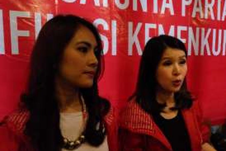 Kiri ke kanan: Ketua Dewan Pimpinan Pusat Partai Solidaritas Indonesia (PSI) Isyana Bagoes Okta dan Ketua Umum PSI Grace Natalie dalam konfrensi pers di Plaza Festival, Kuningan, Jakarta Selatan, Selasa (11/10/2016).