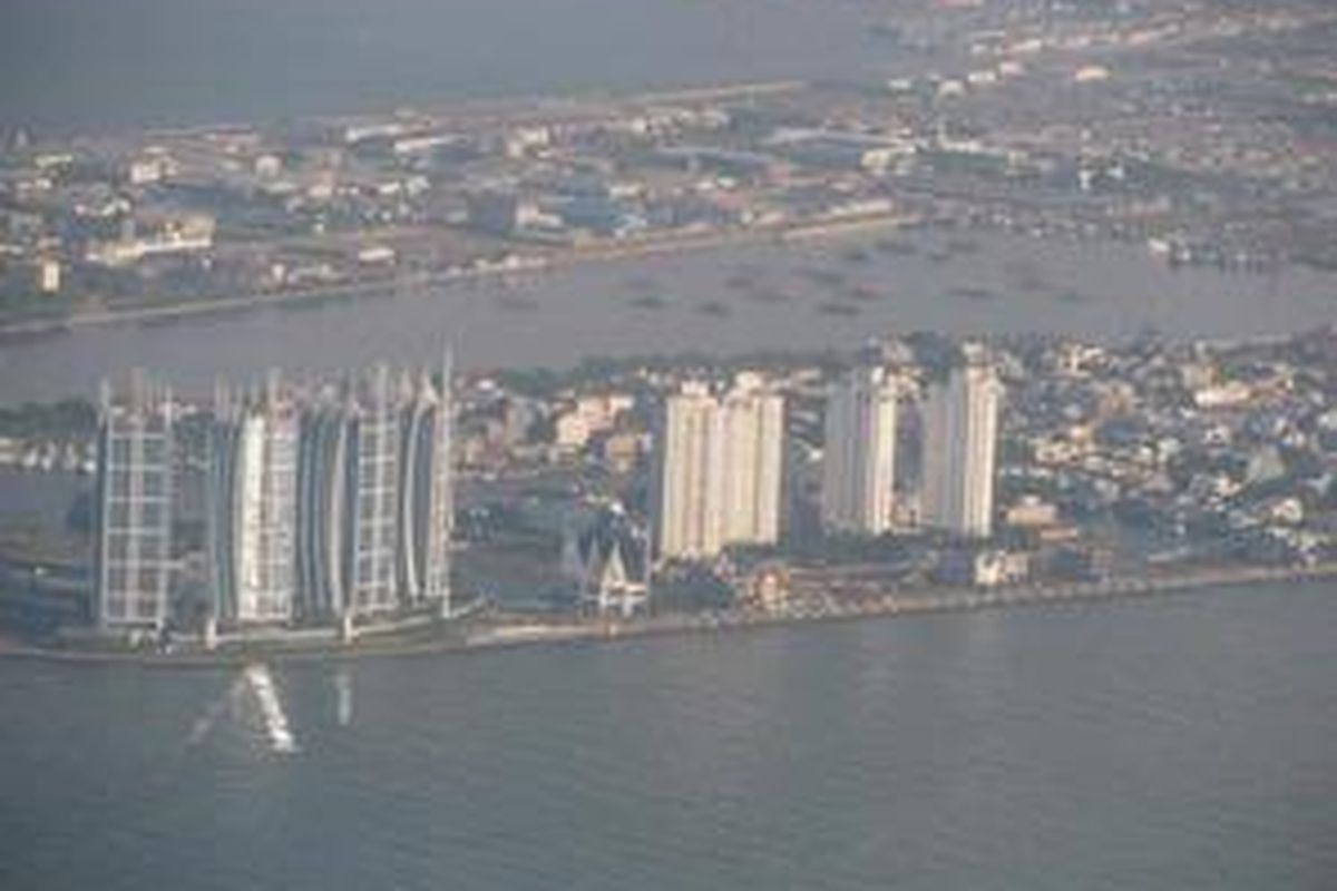 Regatta dibangun di lahan reklamasi di pantai Jakarta. Arsitek Regatta sama dengan arsitek yang merancang gedung tertinggi di dunia saat ini, The Burj Khalifa di Dubai. Foto diambil dari pesawat Garuda Indonesia 