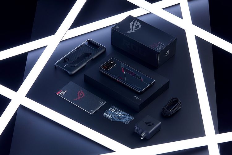 Isi kotak kemasan ROG Phone 6 series terdiri dari kartu garansi dan panduan, ejector SIM, kabel USB power adapter 65 Watt, kabel USB-C to USB-C, Aero Case, serta ROG AR Card.