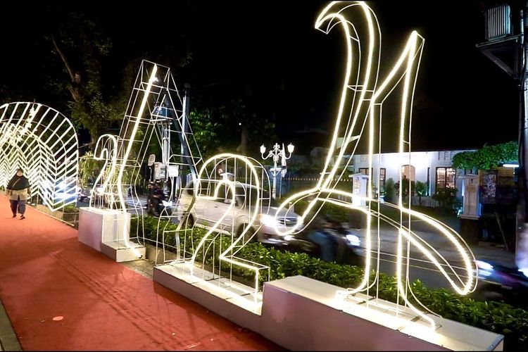 Pengunjung saat melewati ornamen lorong waktu di Kotabaru, Kota Yogyakarta, Kamis (22/12/2023) malam