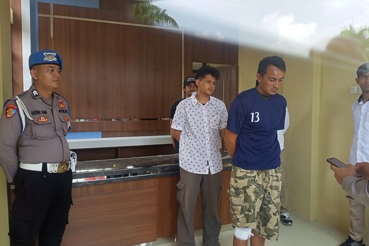 Aditya (35) pelaku pembacokan mantan ketua Komisi Yudisial (YS) beserta putrinya saat diboyong jajaran Satreskrim Polresta Bandung, pada Rabu (29/3/2023).