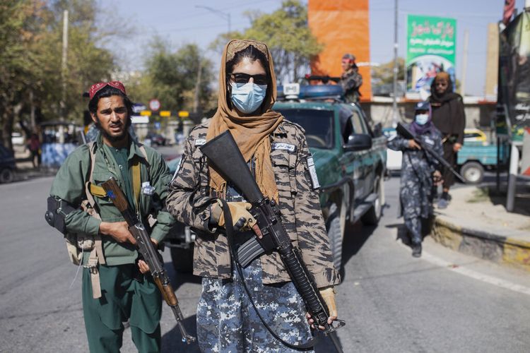 Anggota Taliban berjaga-jaga selama protes perempuan di Kabul, Afghanistan, Kamis, 21 Oktober 2021. 