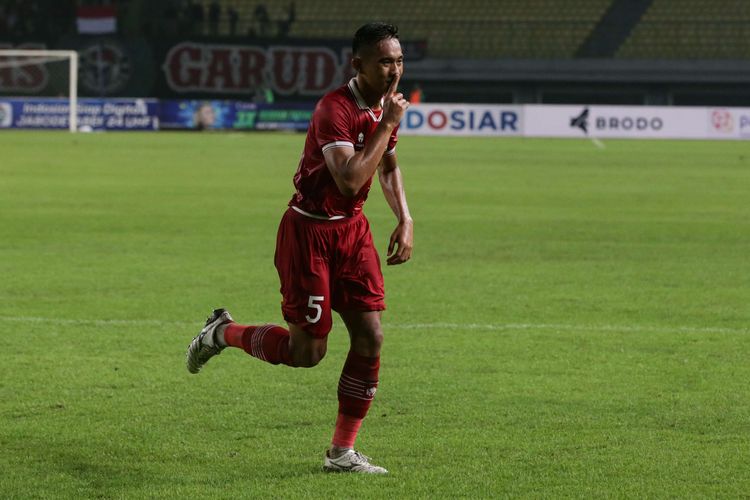 Pemain timnas Indonesia, Ridho Ramadhani melakukan selebrasi usai membobol gawang timnas Burundi pada pertandingan FIFA Matchday di Stadion Patriot Candrabhaga, Bekasi, Sabtu (25/3/2023). Indonesia menang 3-1 atas Burundi